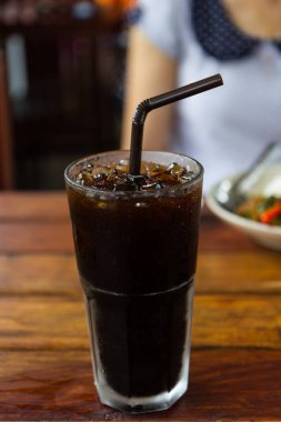 Tahta masada buzlu sade kahve, Tayland usulü.