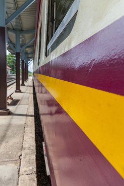 Tren istasyonundaki tren parkının yanında..