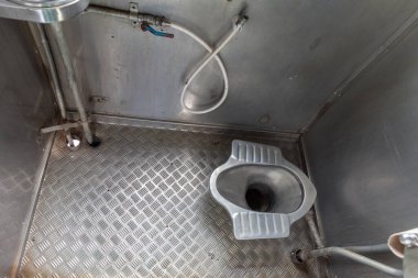Asya demiryolunun içindeki tuvalet.