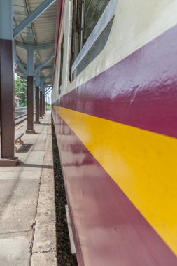 Tren istasyonundaki tren parkının yanında..