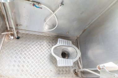 Asya demiryolunun içindeki tuvalet.