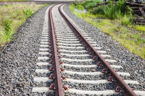 Demiryolu Demiryolu Tren Rayları Yeşil Otlaklı — Stok fotoğraf