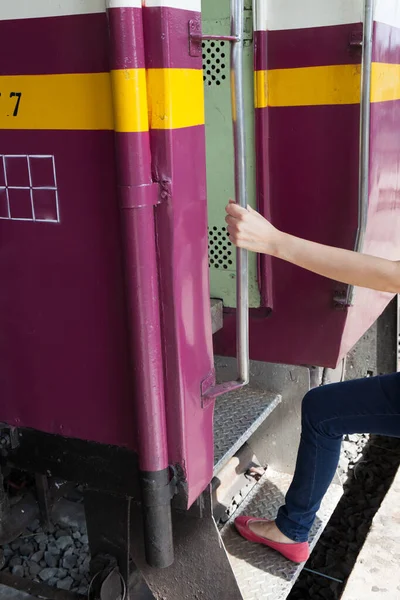Une Femme Entre Dans Train Tenant Rail — Photo