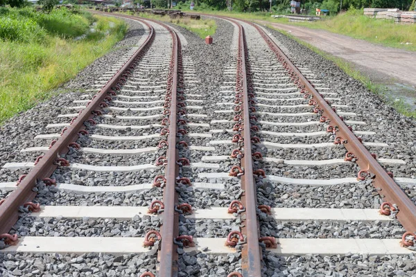 電車の線路 緑の牧草地 — ストック写真