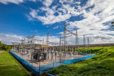 Elektrik şalterleri ve kopukluları olan yüksek voltajlı alt istasyonun bir parçası, Tayland