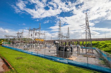 Elektrik şalterleri ve kopukluları olan yüksek voltajlı alt istasyonun bir parçası, Tayland