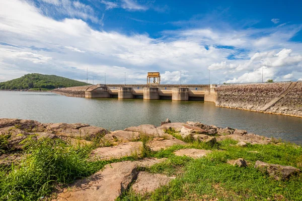 Yazın kullanmak için su toplama barajları
