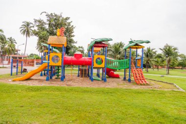 Oyun parkı oyuncak eve tırmanıyor..