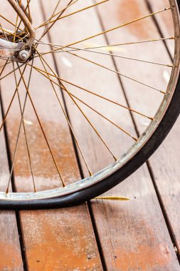 Ahşap zeminde paslı tekerlek patlak lastik