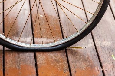 Ahşap zeminde paslı tekerlek patlak lastik