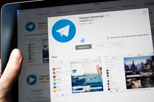 Telegram aplikace na ipad displej — Stock fotografie