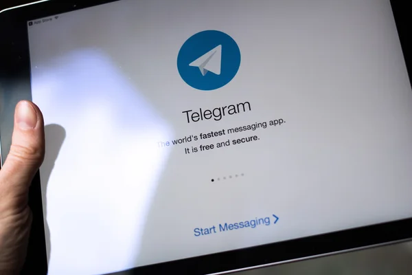 Телеграма застосунку на ipad дисплей — стокове фото