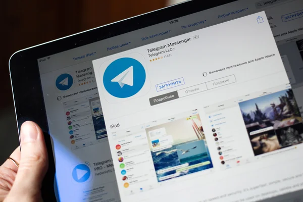Телеграма застосунку на ipad дисплей — стокове фото