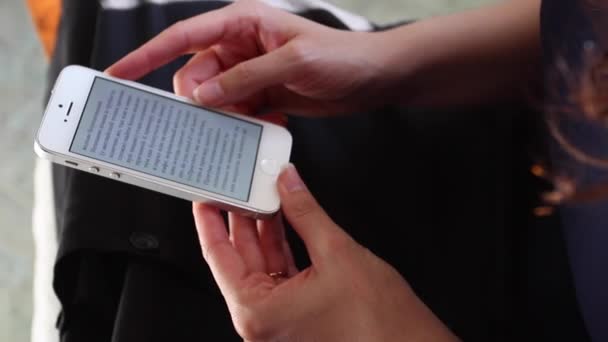 Молодая женщина читает электронную книгу — стоковое видео