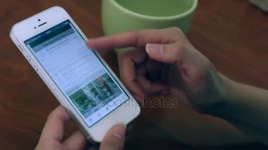 Genç kadın Facebook app kullanır