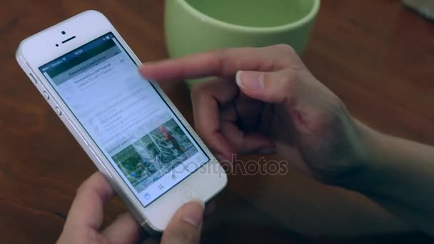 Молода жінка використовує Facebook app — стокове відео