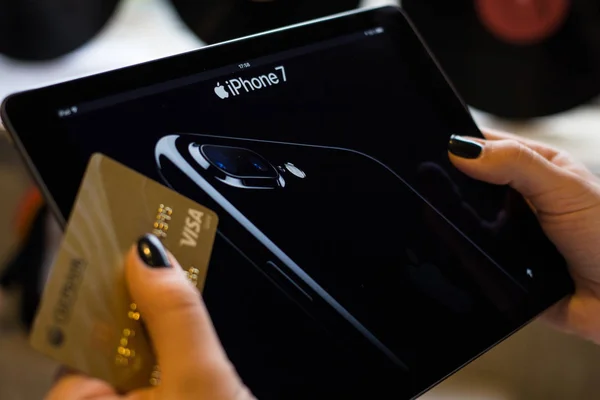 Apple оплачивает Visa. Онлайн-покупка — стоковое фото