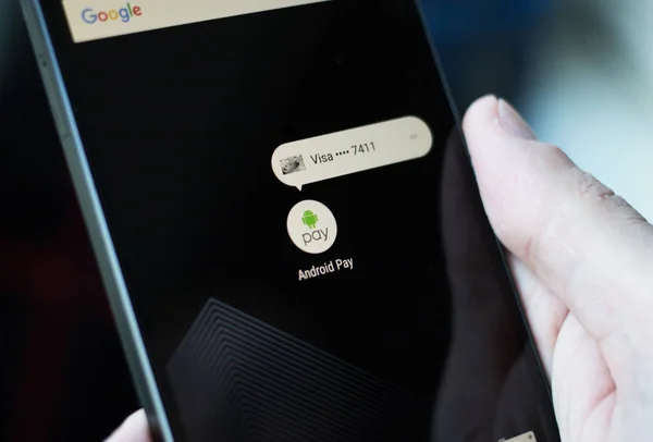 Applicazione del servizio di pagamento Android Pay sullo schermo dello smartphone — Foto Stock