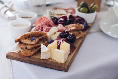 Asma ile çeşitli meze servis