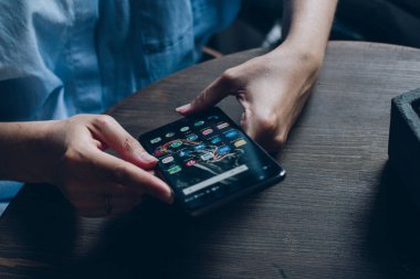 Smartphone ile ekranda Sosyal Medya simgeler