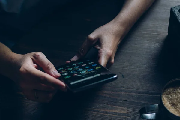 Smartphone med ikoner av sociala medier på skärmen — Stockfoto