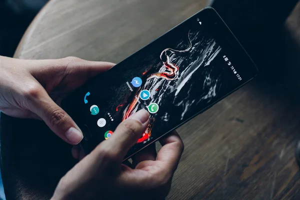Smartphone ile ekranda Sosyal Medya simgeler