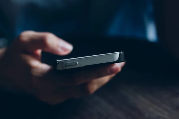 Med hjälp av smarta mobiltelefon — Stockfoto