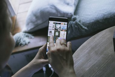 Moskova, Rusya - 20 Ağustos 2017: smartphone ile arama sayfası perde Instagram uygulamasının tutan genç kadın. Instagram en büyük ve en popüler fotoğraf sosyal ağ olduğunu.