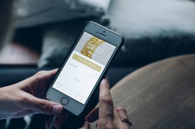 Moskova, Rusya - 20 Ağustos 2017: smartphone ile arama sayfası perde-in online alışveriş tutan genç kadın.