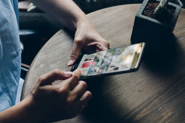 Moskva Ryssland Augusti 2017 Unga Kvinna Som Håller Smartphone Med — Stockfoto