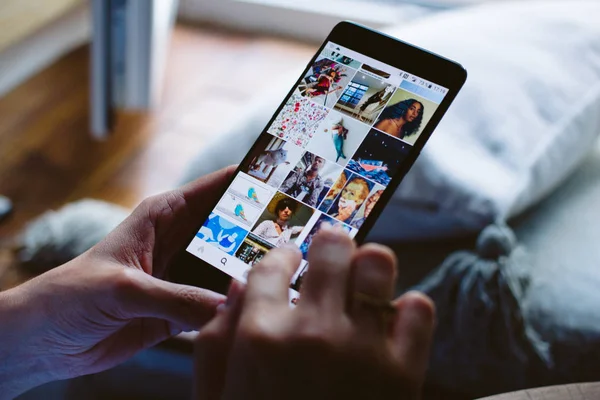 Moskau Russland August 2017 Eine Junge Frau Hält Ihr Smartphone — Stockfoto