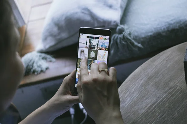 Moskau Russland August 2017 Eine Junge Frau Hält Ihr Smartphone — Stockfoto