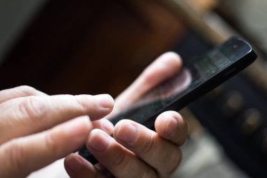 Moskova, Rusya - 29 Temmuz 2017: yaşlı kadın smartphone kullanarak