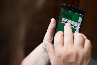 Moskova, Rusya - 29 Temmuz 2017: yaşlı kadın smartphone vasıl Solitaire oyunu