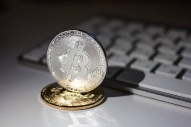 Bitcoin altın ve gümüş sikkeleri
