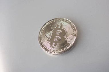 Bitcoin gri arka plan üzerinde gümüş sikke. Cryptocurrency.