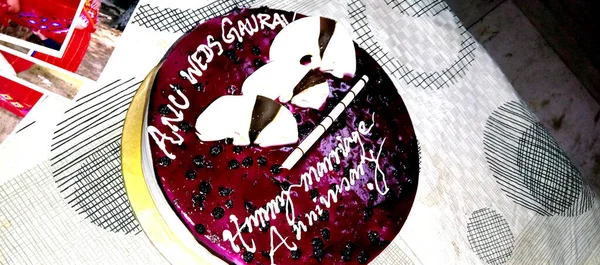 Yıldönümünün mor renkli pastası. 