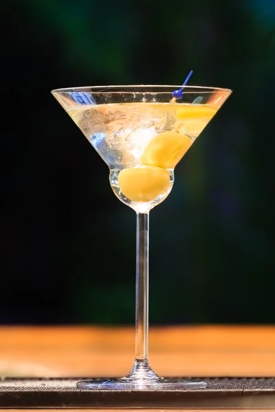 Martini no balcão do bar. Coquetel clássico no bar — Fotografia de Stock
