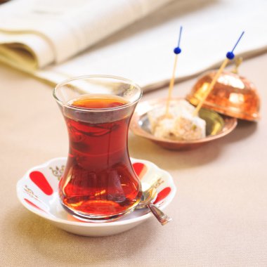 Oryantal plaka üzerinde vekil ile Türk çayı fincan. Türk kavramı