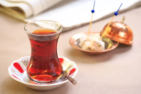 Taza de té turco con locum en plato oriental. Concepto de turco — Foto de Stock