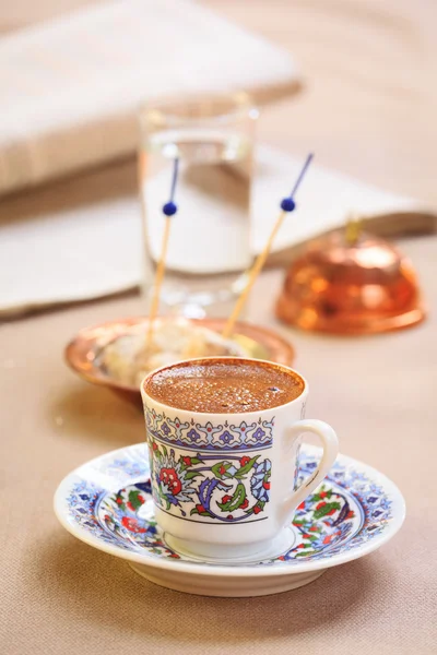 Concept of turkish coffee. Turkish delight on authentic plate — Stockfoto