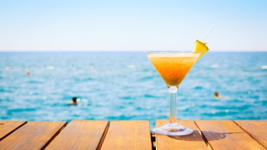 Tatil tropikal kavramı. Egzotik kokteyl iskelede. Luxur