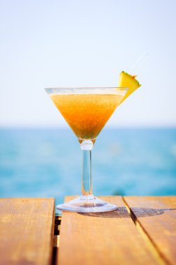 Tatil tropikal kavramı. Egzotik kokteyl iskelede. Luxur