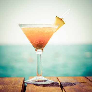 Tatil tropikal kavramı. Egzotik kokteyl iskelede. Luxur