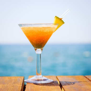 Tatil tropikal kavramı. Egzotik kokteyl iskelede. Luxur