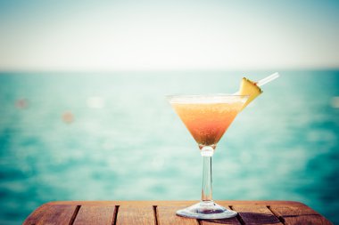 Tatil tropikal kavramı. Egzotik kokteyl iskelede. Luxur