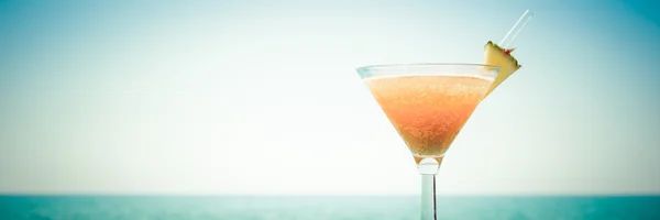 Concept of tropical vacation. Exotic cocktail on the pier. Luxur — ストック写真
