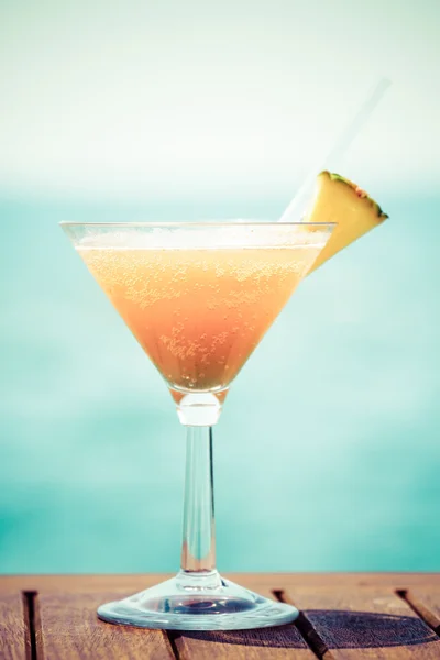 Concept of tropical vacation. Exotic cocktail on the pier. Luxur — Stockfoto