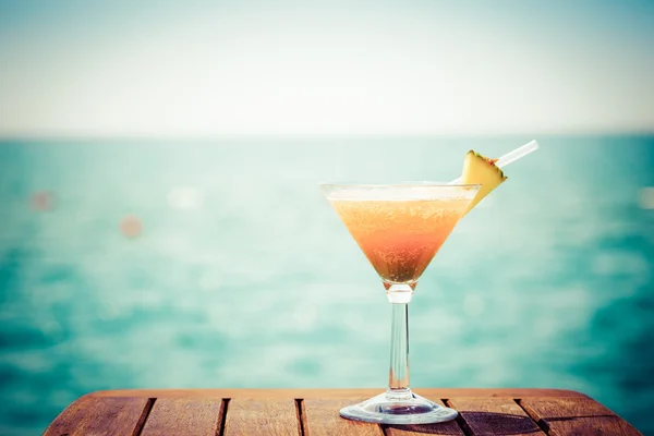 Conceito de férias tropicais. Um cocktail exótico no cais. Luxuoso — Fotografia de Stock