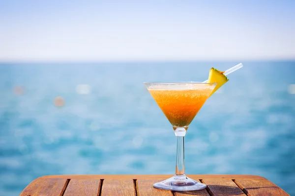 Conceito de férias tropicais. Um cocktail exótico no cais. Luxuoso — Fotografia de Stock